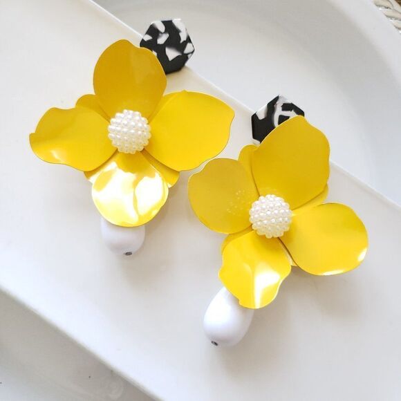 New! Zara Big Floral Earrings - Picture 1 of 16